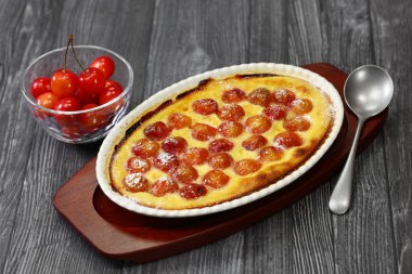 Geleneksel vişne aromalı, kiraz çekirdeği içerir.