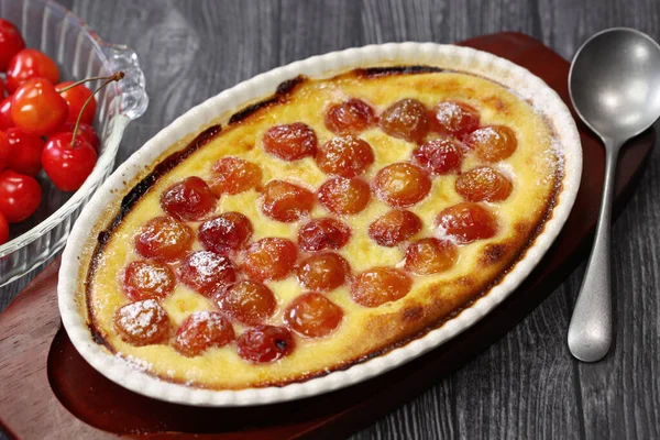 Clafoutis Cereza Tradicional Contiene Pozos Las Cerezas — Foto de Stock