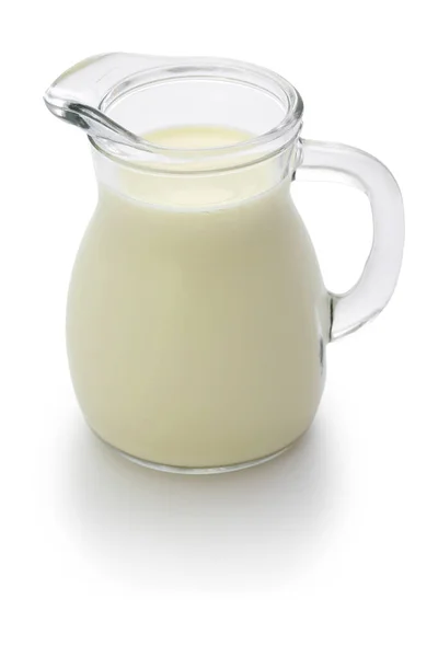 白地に隔離されたバターミルク — ストック写真