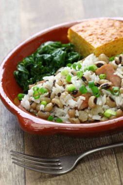 HOppin John: Geleneksel yeni yıl yemeği: siyah bezelye ve pirinç, mısır ekmeği ve lahana: güney yemeği