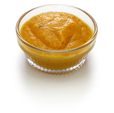 Ev yapımı mango amba sosu, beyaz arka planda izole edilmiş İsrail sosu.