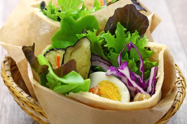 Sabich Sanduíche Pita Israelita Com Berinjela Frita Ovo Cozido Salada — Fotografia de Stock