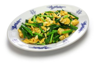 Çin soğanları ve yumurtalar kızarır.