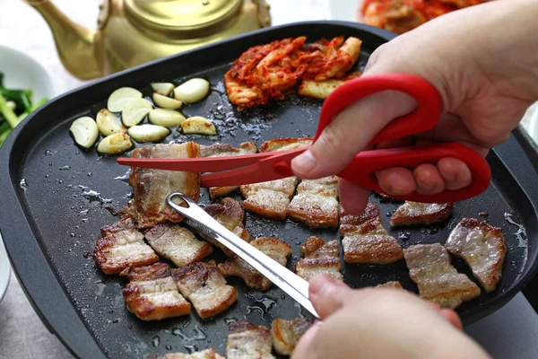 Cooked Samgyeopsal Grilled Pork Belly Bbq Being Cut Scissors Korean — Stock Photo, Image