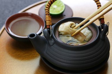 Dobin Mushi (Japon mutfağı): buharda pişirilmiş matsutake mantarı ve Japon çorbasıyla turna balığı çorbası..