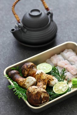 Dobin Mushi (Japon mutfağı): buharda pişirilmiş matsutake mantarı ve Japon çorbasıyla turna balığı çorbası..