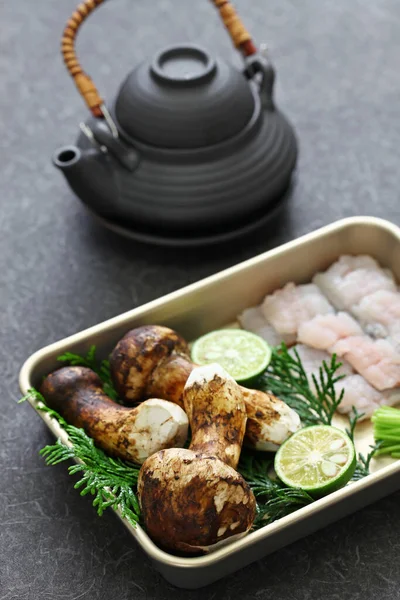 Dobin Mushi Cucina Giapponese Funghi Matsutake Vapore Pigro Con Brodo — Foto Stock