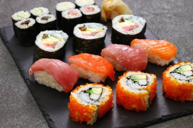 Japon suşisi çeşitleri: Kaliforniya dürümü, maguro (ton balığı), somon, futomaki (suşi burrito), negitoro (kıymalı ton balığı rulosu), takuan (turşu), kanpyo (kurutulmuş kabak), kappa (salatalık), gari (turşu turşusu))