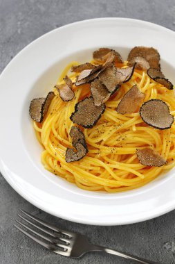 Taze mantarlı carbonara spagettisi.