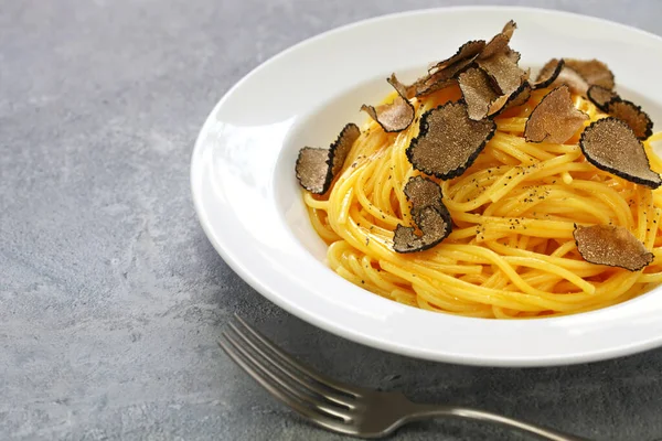 Карбонара Спагетти Свежими Черными Трюфелями — стоковое фото