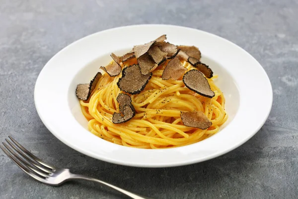 Carbonara Spaghetti Met Verse Zwarte Truffel — Stockfoto