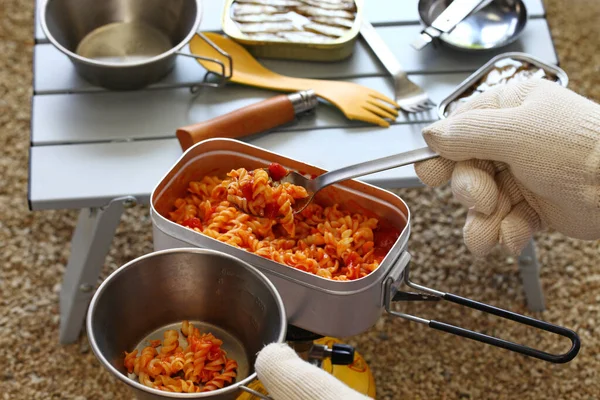 형편없는 양철로 토마토 파스타 요리를 만들어 제공하는 — 스톡 사진