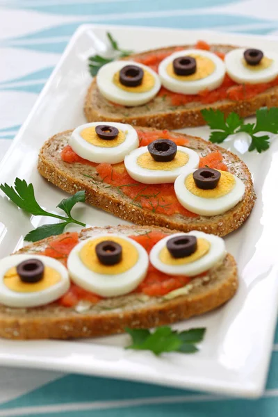 Swedish Open Sandwich Met Gesneden Gekookt Zwarte Olijven Dille Bovenop — Stockfoto