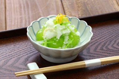 Taze Muscat üzümlü Japon meyve salatası ve rendelenmiş daikon soslu Japon honewort..