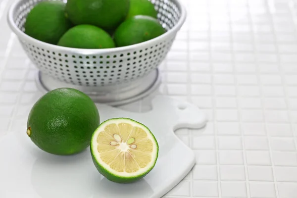 Limones Verdes Meyer Tabla Cortar Cocina — Foto de Stock