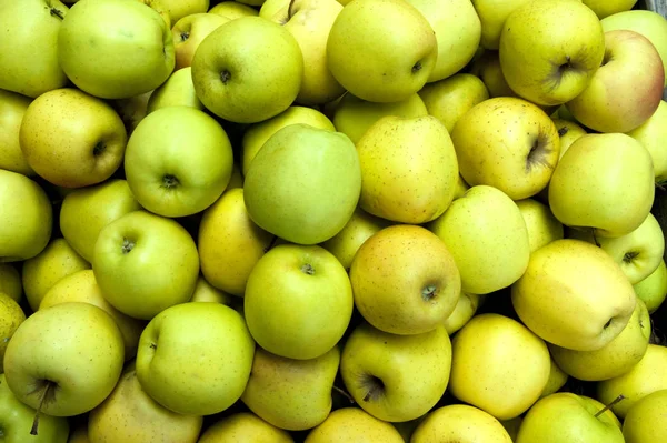 Stapel Groene Appels Bij Een Groenteboer — Stockfoto