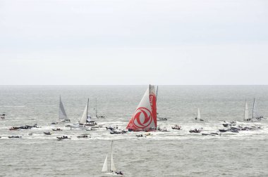 Çin tekne Dongfeng Scheveningen olarak ilk liman tekne küçük tekneler bir kalabalık tarafından eşlik ediyor Hollanda girerek Volvo Ocean Race 2018.Before kazanır