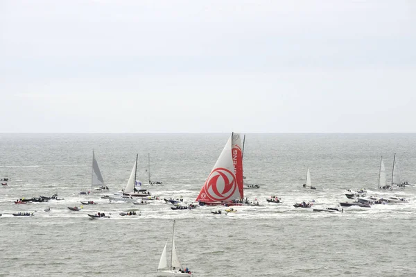 Çin tekne Dongfeng Scheveningen olarak ilk liman tekne küçük tekneler bir kalabalık tarafından eşlik ediyor Hollanda girerek Volvo Ocean Race 2018.Before kazanır