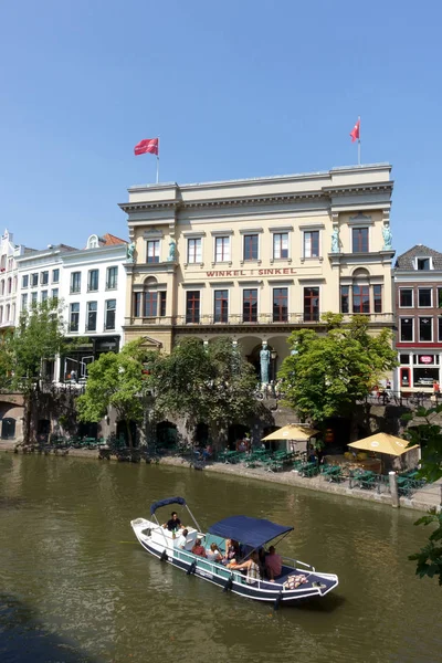 室外咖啡馆旁边的欧德 Gracht 在乌得勒支与一条旅游船在运河和著名的温克面包车 Sinkel — 图库照片