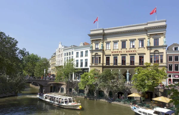 Uteserveringar Tillsammans Med Oude Gracht Utrecht Med Turist Båt Kanalen — Stockfoto
