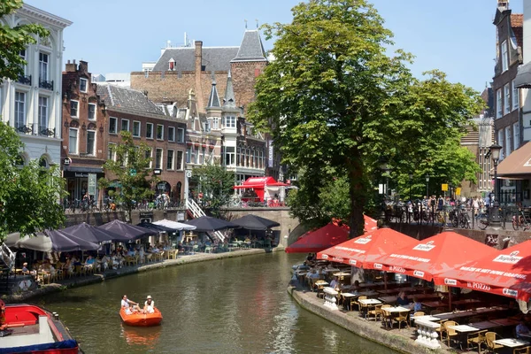 Cafés Livre Lado Oude Gracht Utrecht Com Barco Turístico Canal — Fotografia de Stock