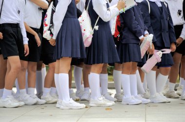 Kyoto, Japonya-Kasım, 06, 2014: bir tema parkı çizgisinde bekleyen Japon kız öğrenciler