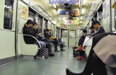 Kyoto, Japonya - 04 Kasım 2014; İnsanlar Keihan Metroya binmek. Keihan demiryolu şirketi 1949 yılında kurulmuş ve arasında Japonya'nın en işlek.          