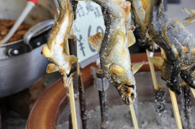 Hazır balık bambu dal Japonya bir food court, bağlı.