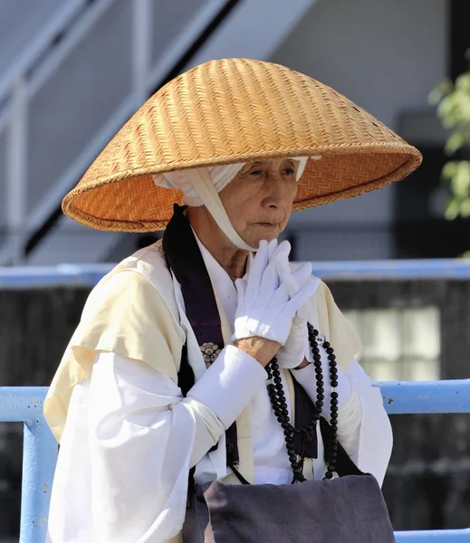 日本京都一条街上的祈祷女人 — 图库照片