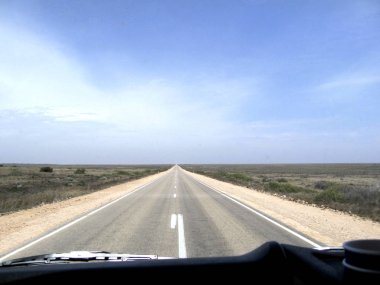 Avustralya'daki Nullarbor çöl yoluyla yol. Nullarbor ağaçlar anlamına gelir. Bir kamp kabin görüldü. 