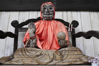 Nara, Japonya-Kasım 06,2014: Büyük Buda salon (Daibutsuden), Todai-ji Tapınağı. Kim Buddha.Situated müritleriydiler on altıncı arahats biri olan Binzuru (Pindola), ahşap heykeli 