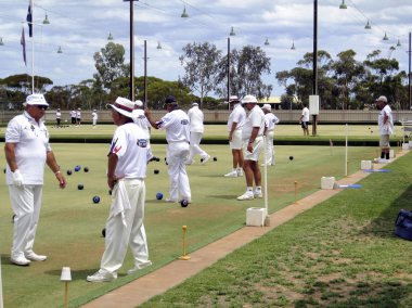  Wudinna, Avustralya - 02 Şubat 2018: kaseler oynayan. Yaşlı grup insan bir bowling alanı Avustralya'da kase oynamak