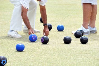 Wudinna, Avustralya - 02 Şubat 2018: kase oynuyorum. Avustralya'da bir bowling alanı üzerinde Bovling insanlar