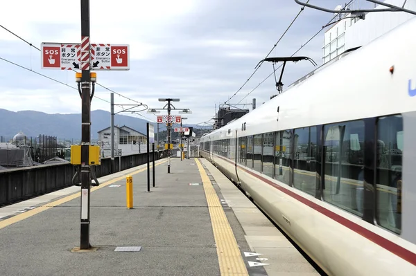日本大阪 2014年11月05日 日本铁路站台准备离开火车 英语和日语中的文字符号告诉乘客在站台上是紧急按钮 — 图库照片