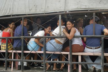 Havana, Küba-Mayıs 05, 2016: Grup açık bir kamyona tanımlanamayan insan. 2004 ' te toplu taşıma sistemi Küba'da mevcut olmayan, sadece bir kaç eski kamyon ülke çapında seyahat için yerel polise yardımcı olan.                                