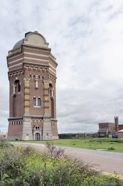 オランダのデン ハーグ近くスヘフェニンゲンの貯水塔 この塔は 公式のランドマークであり 1874 年に建てられました それはまだ使用中 オランダ水公益事業会社 Dunea によって今所有されます — ストック写真