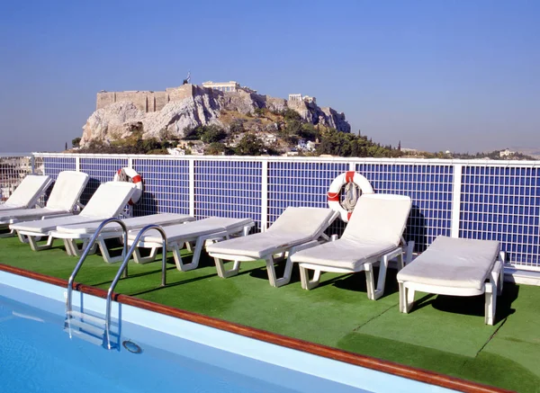 Atenas Grécia Maio 2015 Acrópole Atenas Piscina Frente Telhado Hotel — Fotografia de Stock