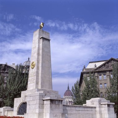 Sovyetler anıt özgürlük (szabadsag) kare, Budapeşte, Macaristan. Anıt 1945 yılında inşa edilmiş ve Budapest.At arka plan parlamento çatısı kurtuluş sırasında 1944-1945'te ölen Sovyet askerleri onur