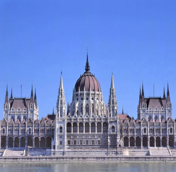Byggnaden Det Ungerska Parlamentet Budapest Ligger Längs Floden Danube Donau — Stockfoto