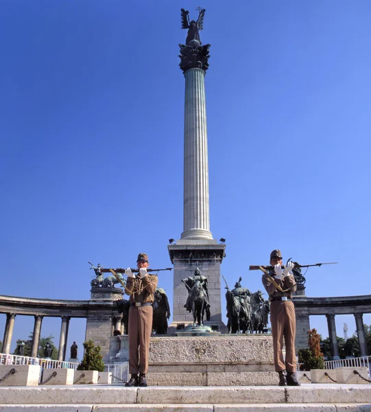 ブダペスト ハンガリー 2017 ブダペスト ハンガリーの英雄広場 Hosok で警備員 市内の主要な観光スポットの一つだし アンドラーシ通りと共に この広場はずっと — ストック写真
