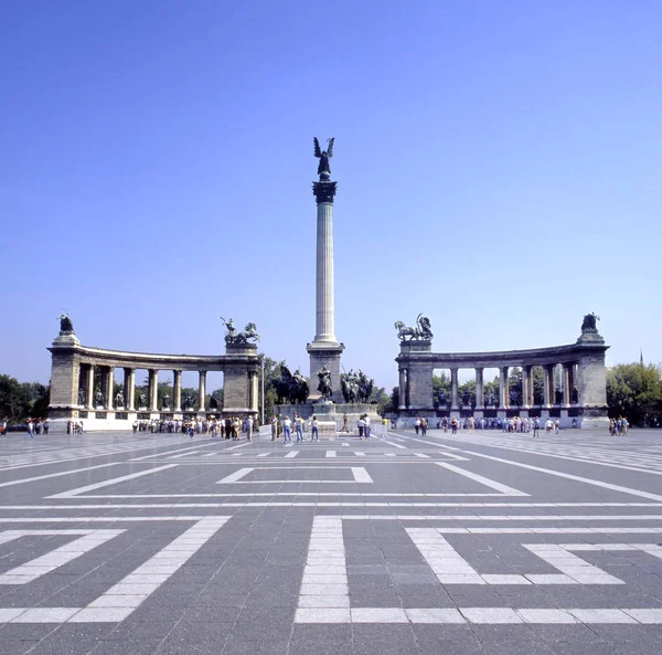 ブダペスト ハンガリー 2017 観光客は 英雄広場 ブダペスト ハンガリーでミレニアムの記念碑を訪れます アンドラーシ通りと共に この広場はずっと 2002 — ストック写真