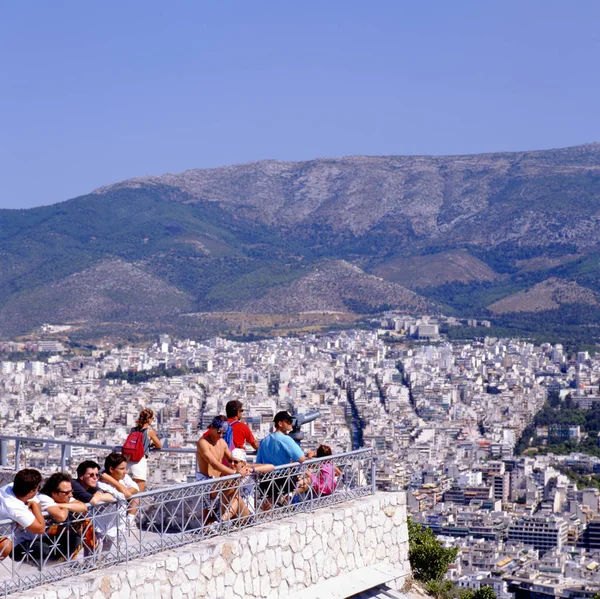 Αθήνα Ελλάδα Αύγουστος 2015 Τουρίστες Που Βλέπουν Στην Πόλη Από — Φωτογραφία Αρχείου