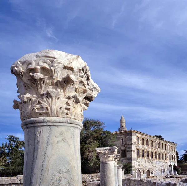 Neratzia 城の要塞は ギリシャのコス島の遺跡します 2017 日に地震による一部破損していたガジ ハッサン パシャ モスクのミナレットの背景を — ストック写真