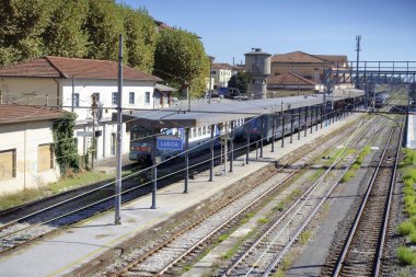 Parça ve Lucca, Toskana, İtalya'nın eski trainstation trenleri                     