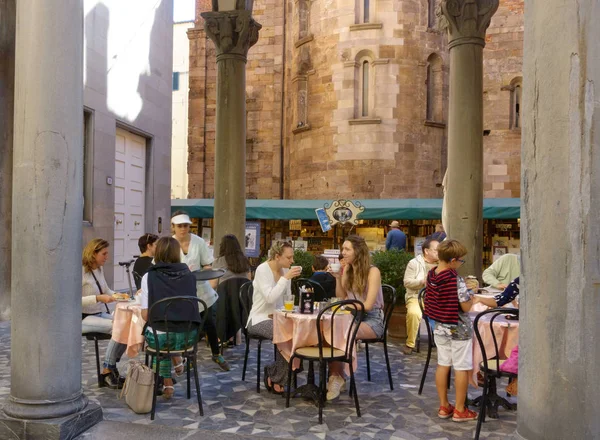 Lucca Italy September 2018 Outdoor Cafe Piazzette Del Libro Book — стоковое фото