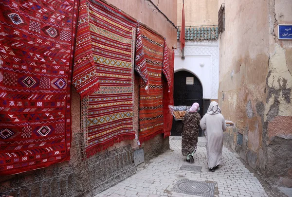 Marrakesh Morocco March 2009 Tapetes Marroquinos Lado Pequeno Beco Souk — Fotografia de Stock