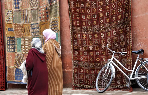 Marrakesh Morocco March 2009 Tapetes Marroquinos Uma Bicicleta Lado Pequeno — Fotografia de Stock