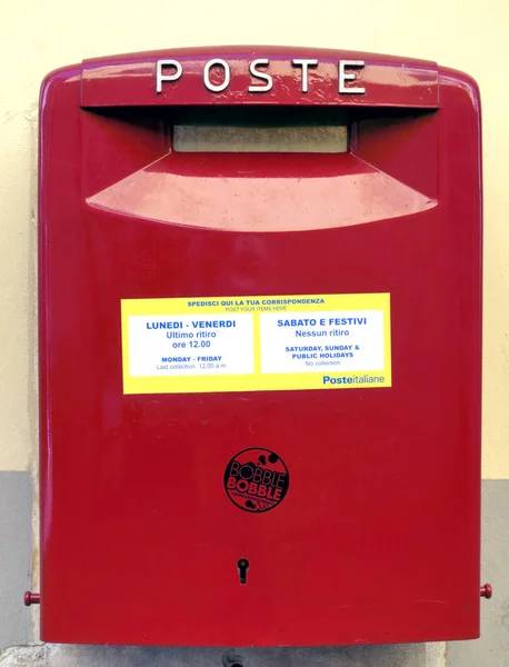 一个旧的红色意大利邮箱在一个邮局的石头墙上 — 图库照片