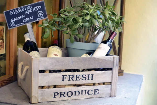 Cassetta Legno Con Bottiglie Vino Davanti All Enoteca Con Lavagna — Foto Stock