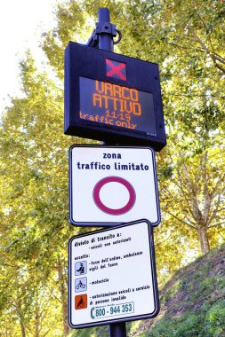 Lucca, İtalya-Eylül 29,2018: Bu işareti İtalya sınırlı trafik bölge İngilizce demektir tercüme için: sınırlı trafik bölge, araba yok zaman sırasında izin sinyal matrix kurulu, Kızıl Haç etkindir. Giriş izniniz polis, ambulans
